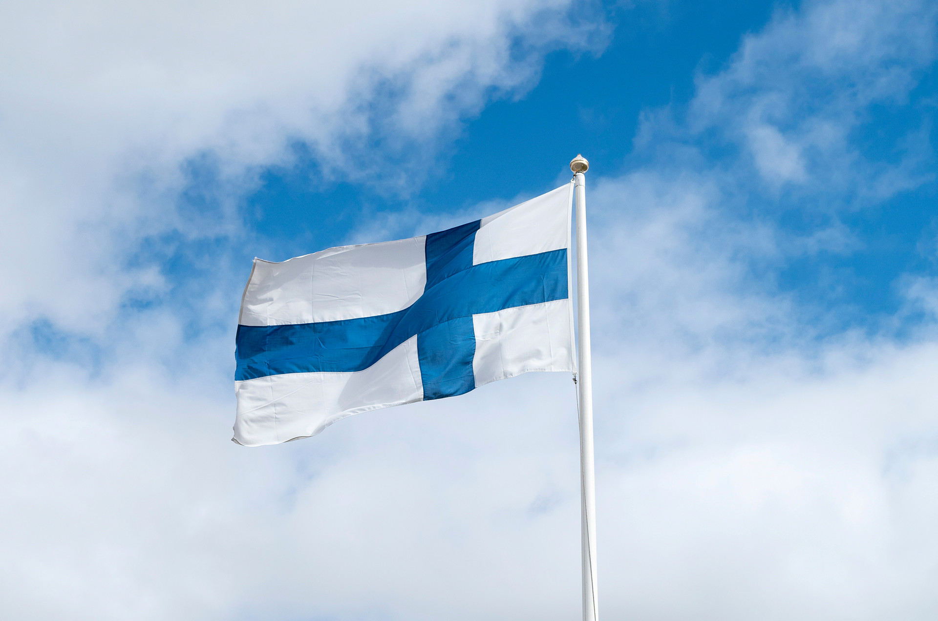 Finska flaggan vajar.