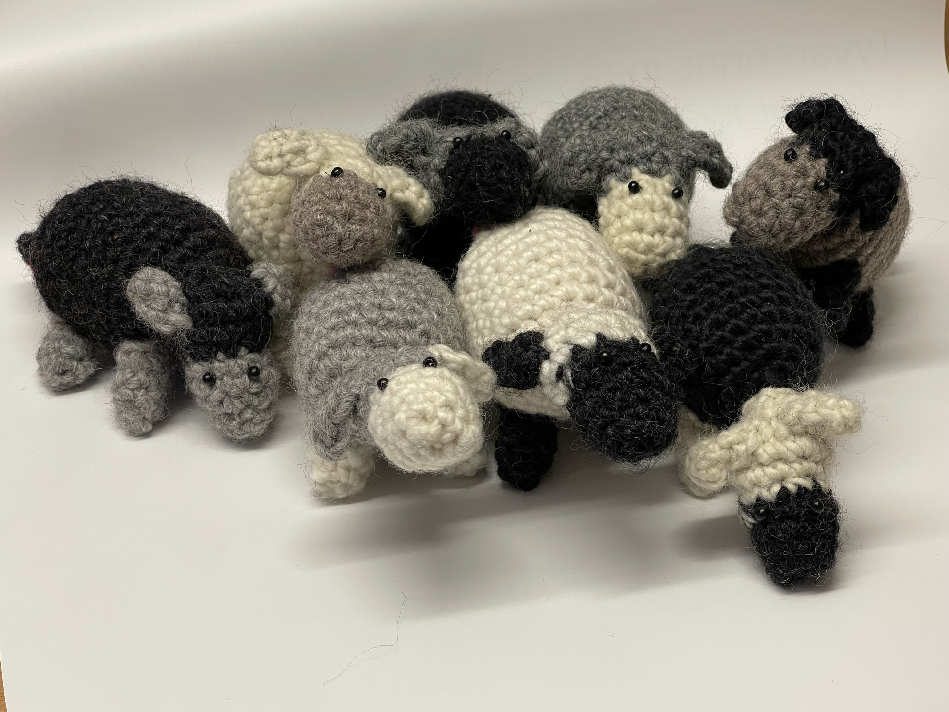 Bild på ett får i virkat yllegarn.