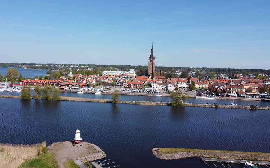 Gamla staden i Mariestad sedd från sjösidan med Mariestads domkyrka högst upp på kullen.