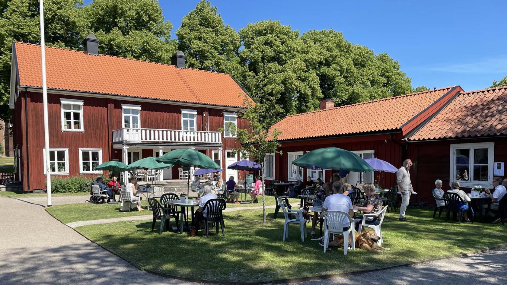 Café i prästgårdsträdgården en solig sommardag.