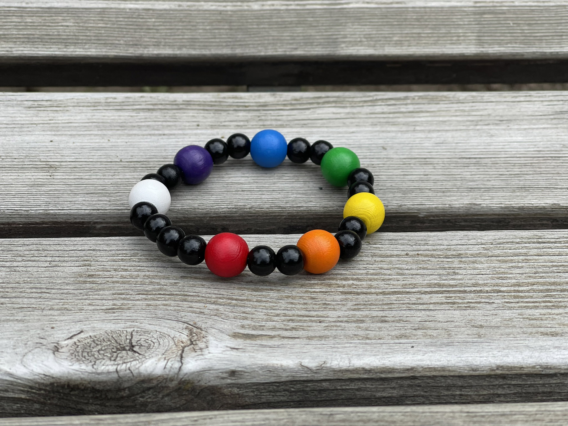 Armbandet pilgrimskransen med olikfärgade färlor med olika betydelser.