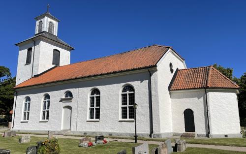 Torsö kyrka sedd från sidan en vacker sommardag.