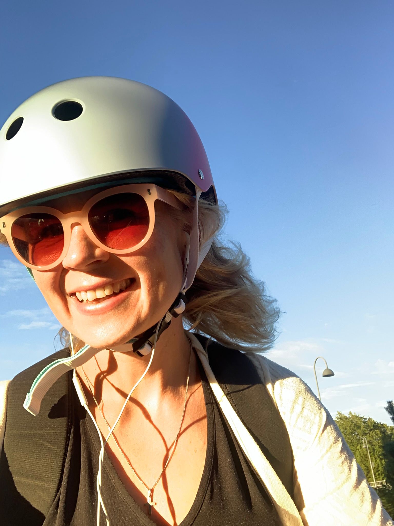 Cyklist med hjälm.