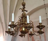 Åttaarmad ljuskrona i mässing. Taket Bergshammars kyrka