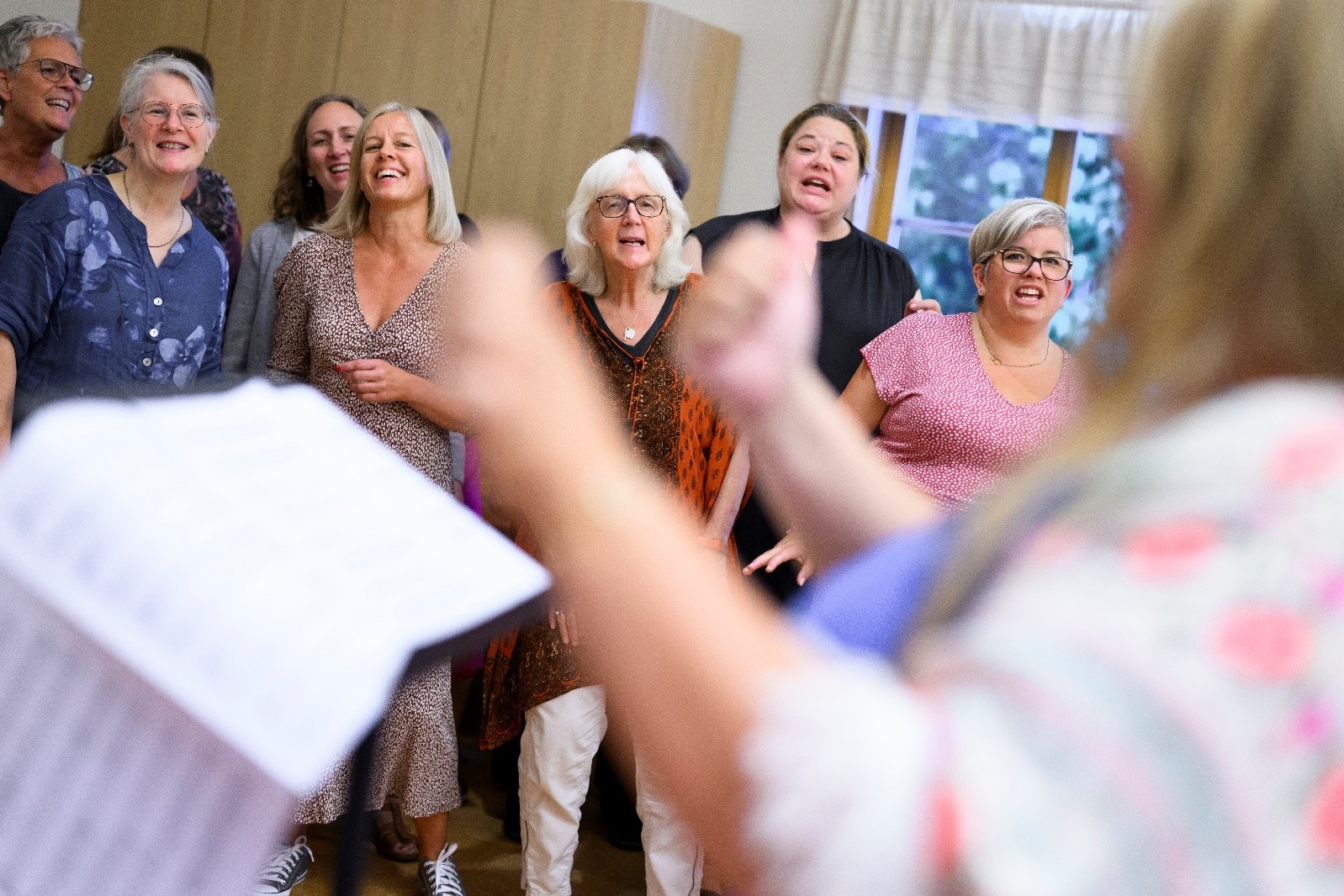 Medlemmar i gospelkören sjunger vid en repetition