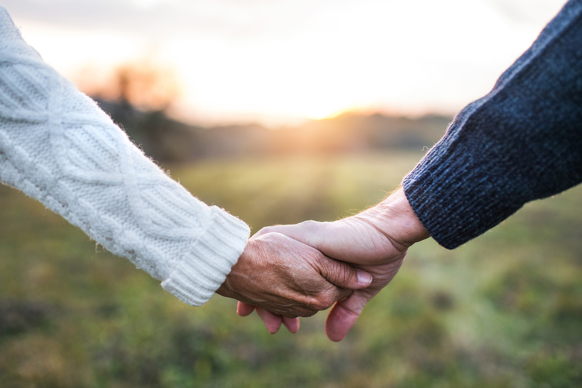 Hand i hand bredvid tillsammans