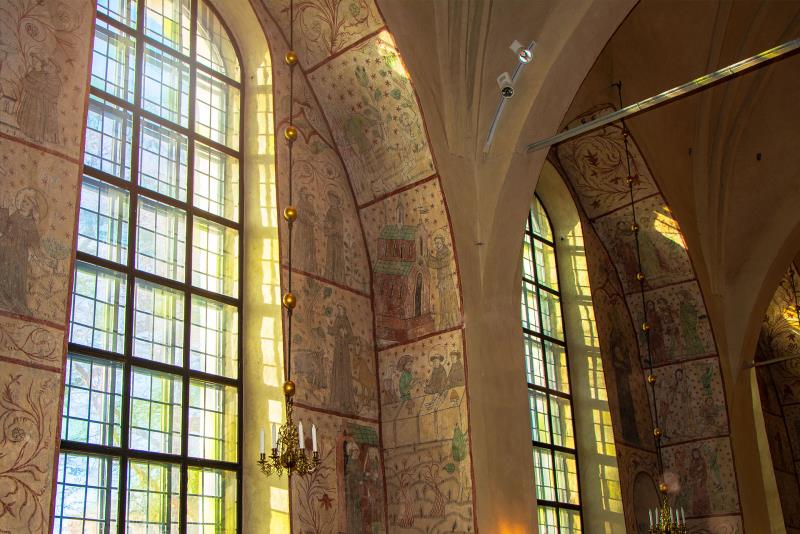 Fönster och väggmålningar i Heliga Trefaldighets kyrka