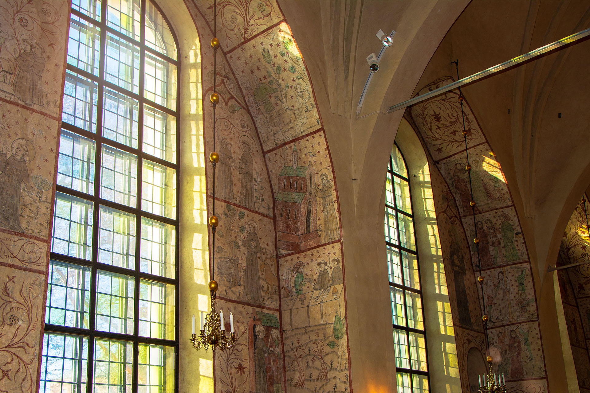Fönster och väggmålningar i Heliga Trefaldighets kyrka