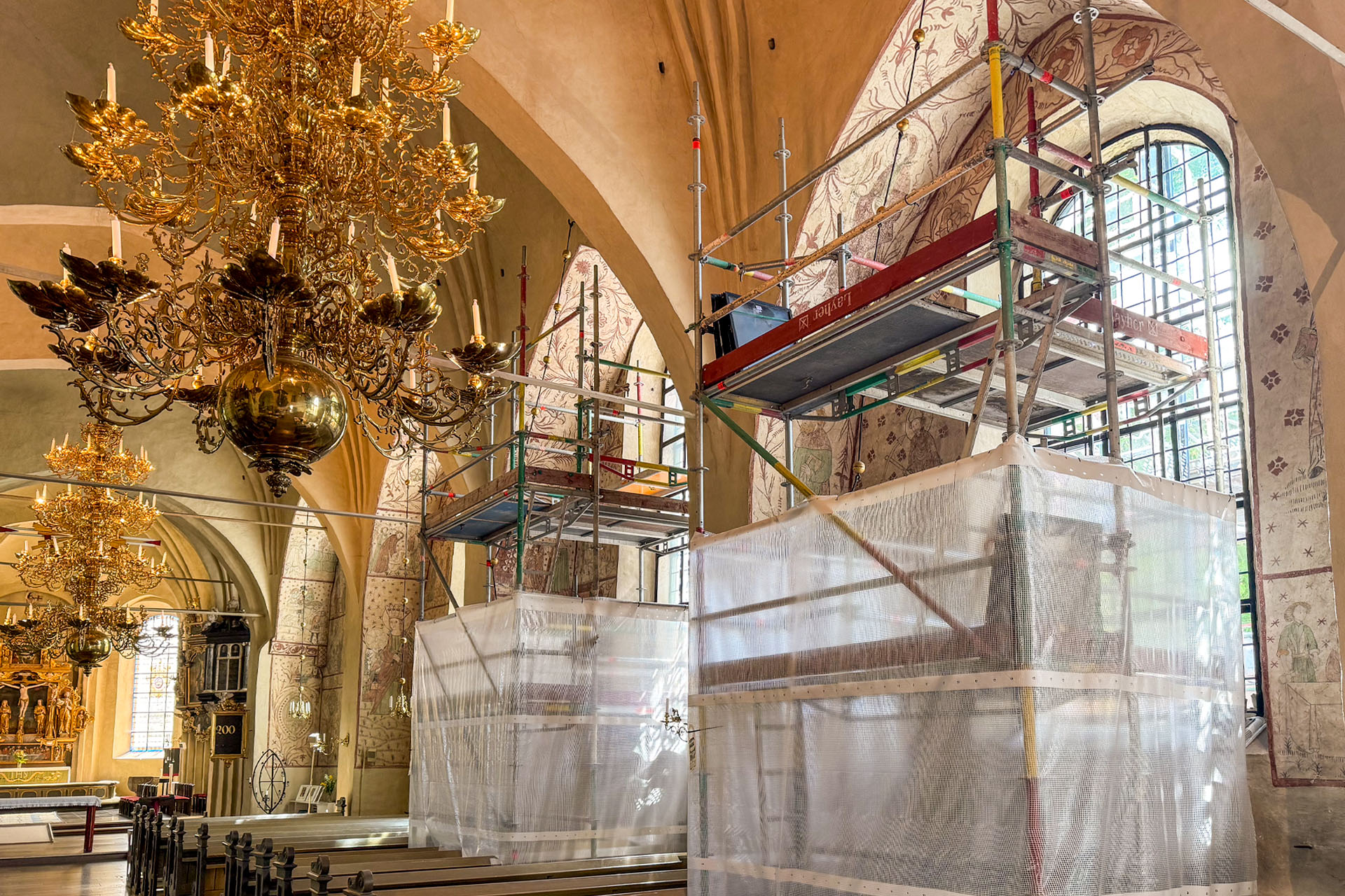 Fönsterrenovering i Heliga Trefaldighets kyrka under sommaren 2024