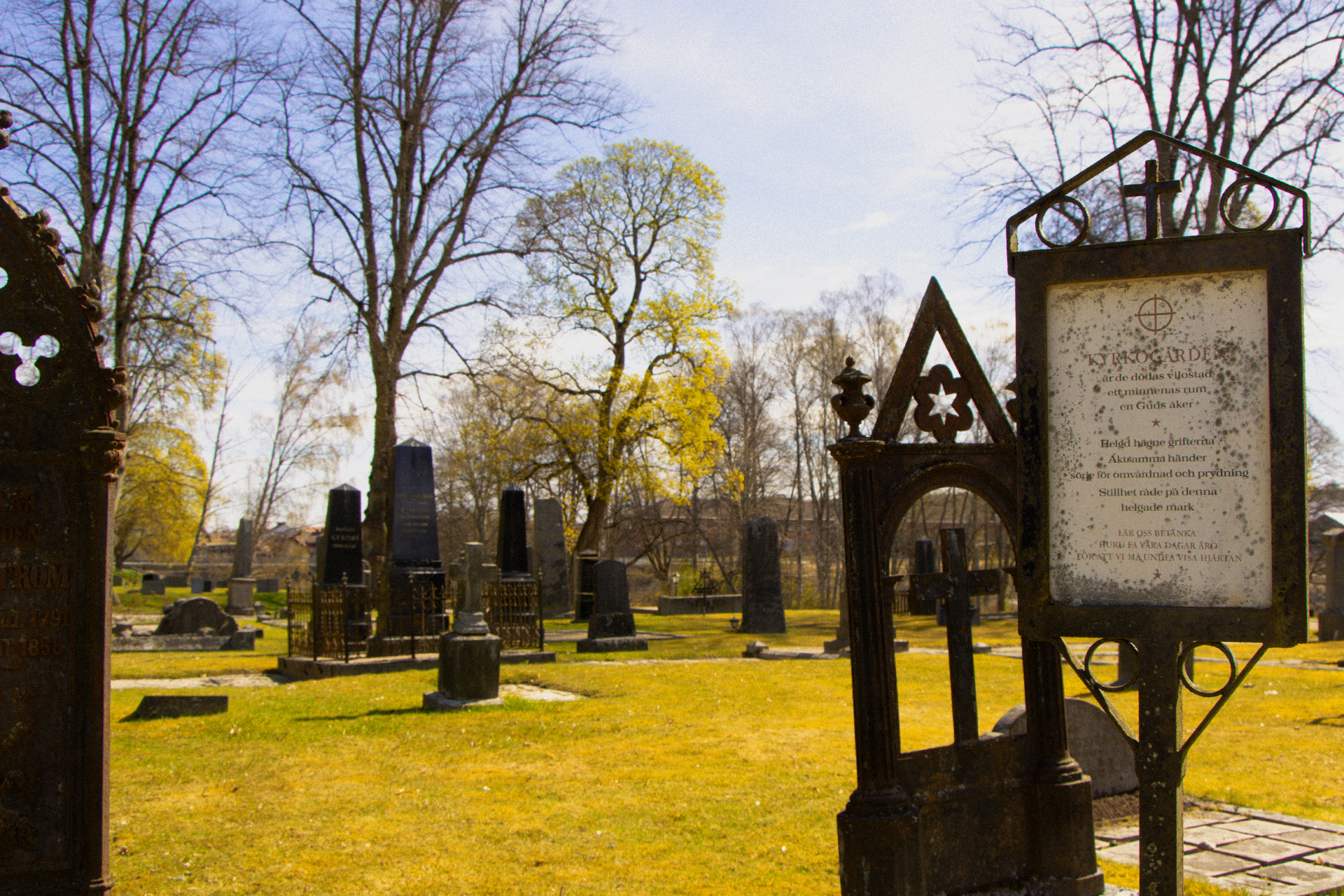 Skylt om kyrkogård på Gamla kyrkogård i Arboga