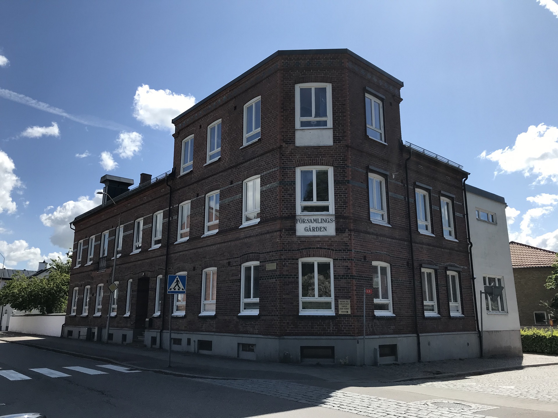 Bilden visar Församlingsgården från utsidan