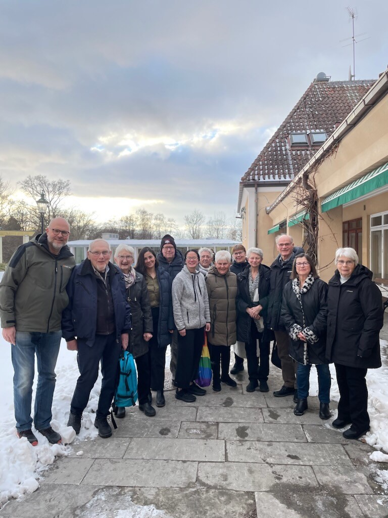 Bilden visar gänget med gudstjänstvärdar utanför stiftsgården Åkersberg 