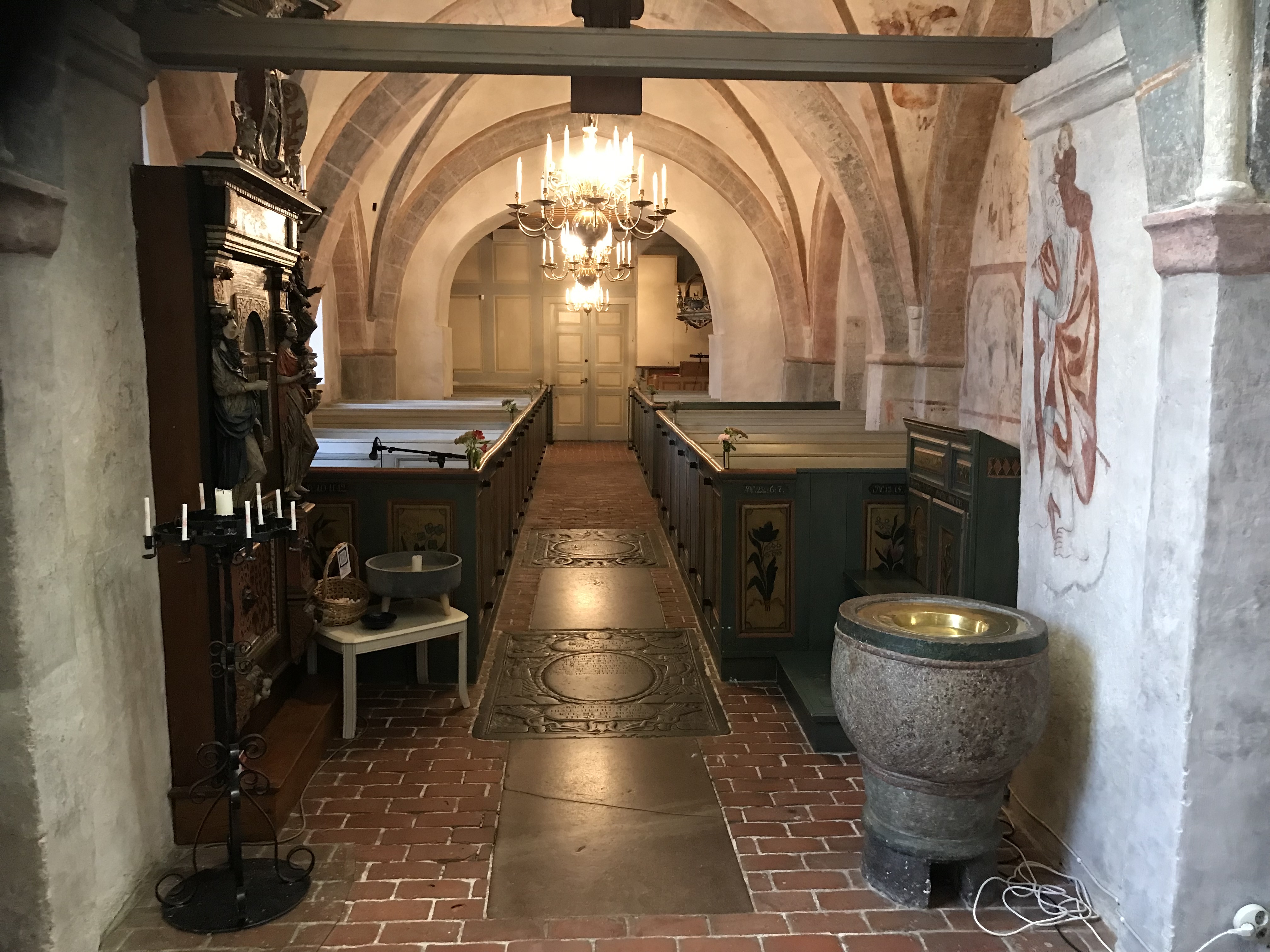 Bilden visar Gamla kyrkan som är en av sommarkyrkorna