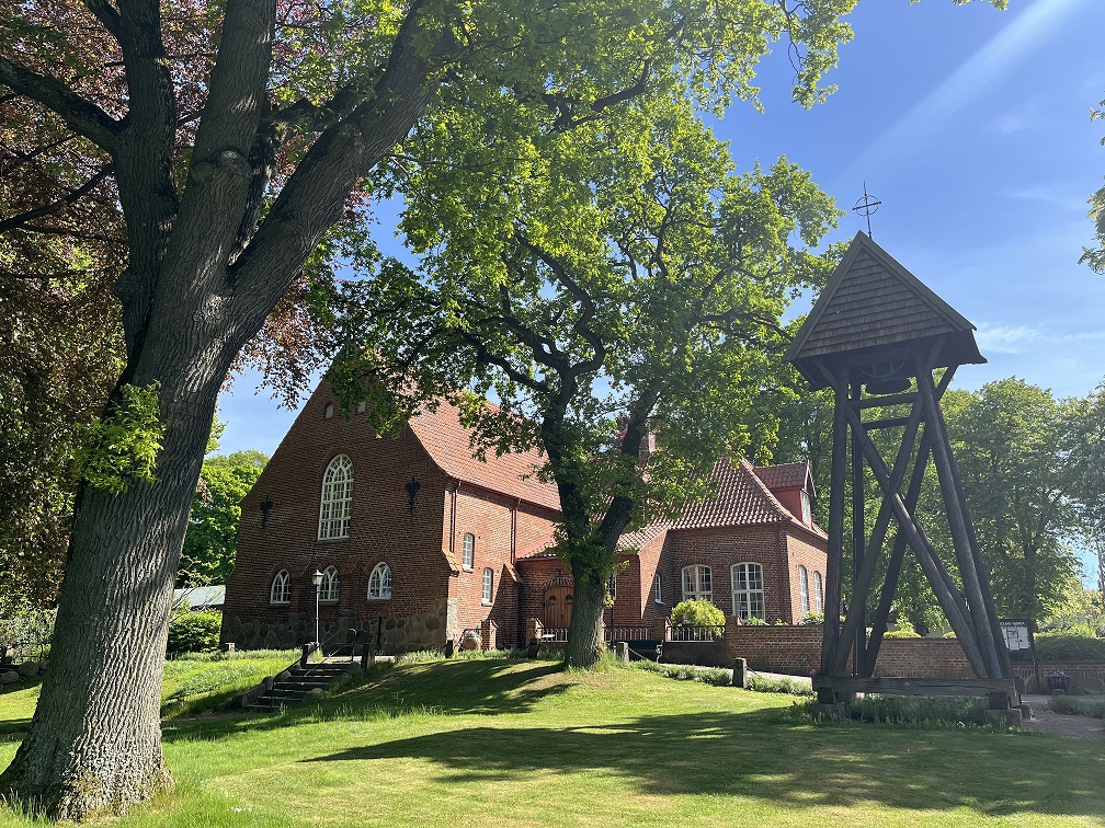 Tegelfärgad kyrka