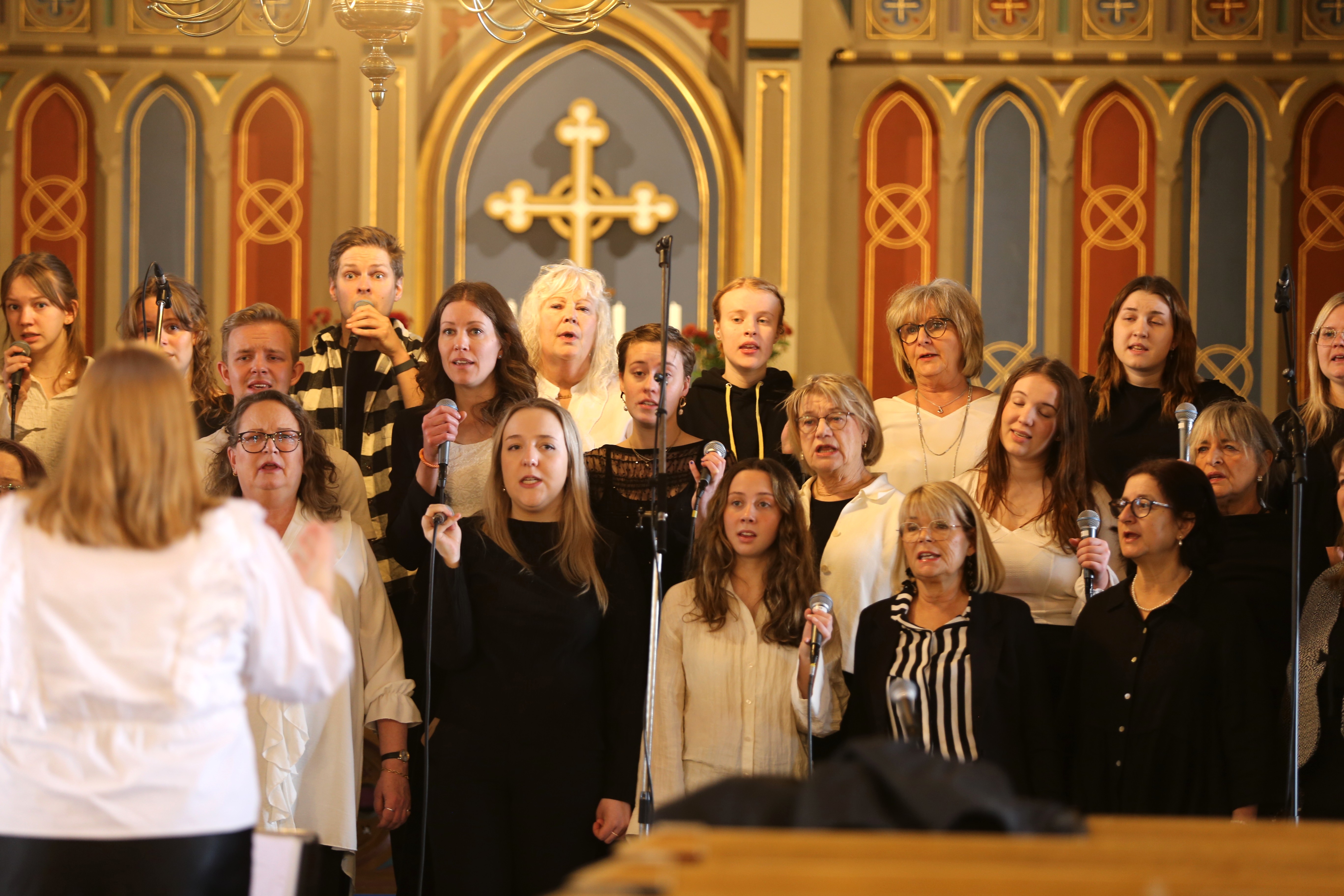 en helt kör i kyrkan som sjunger