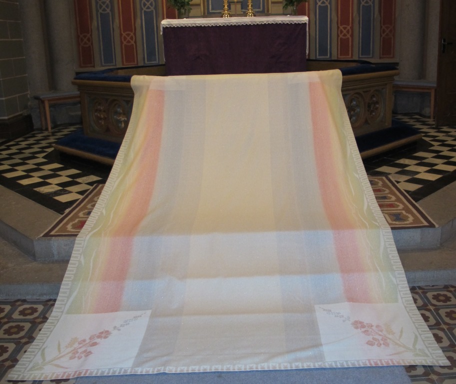 Vackert tyg ovanpå en kista vid begravning