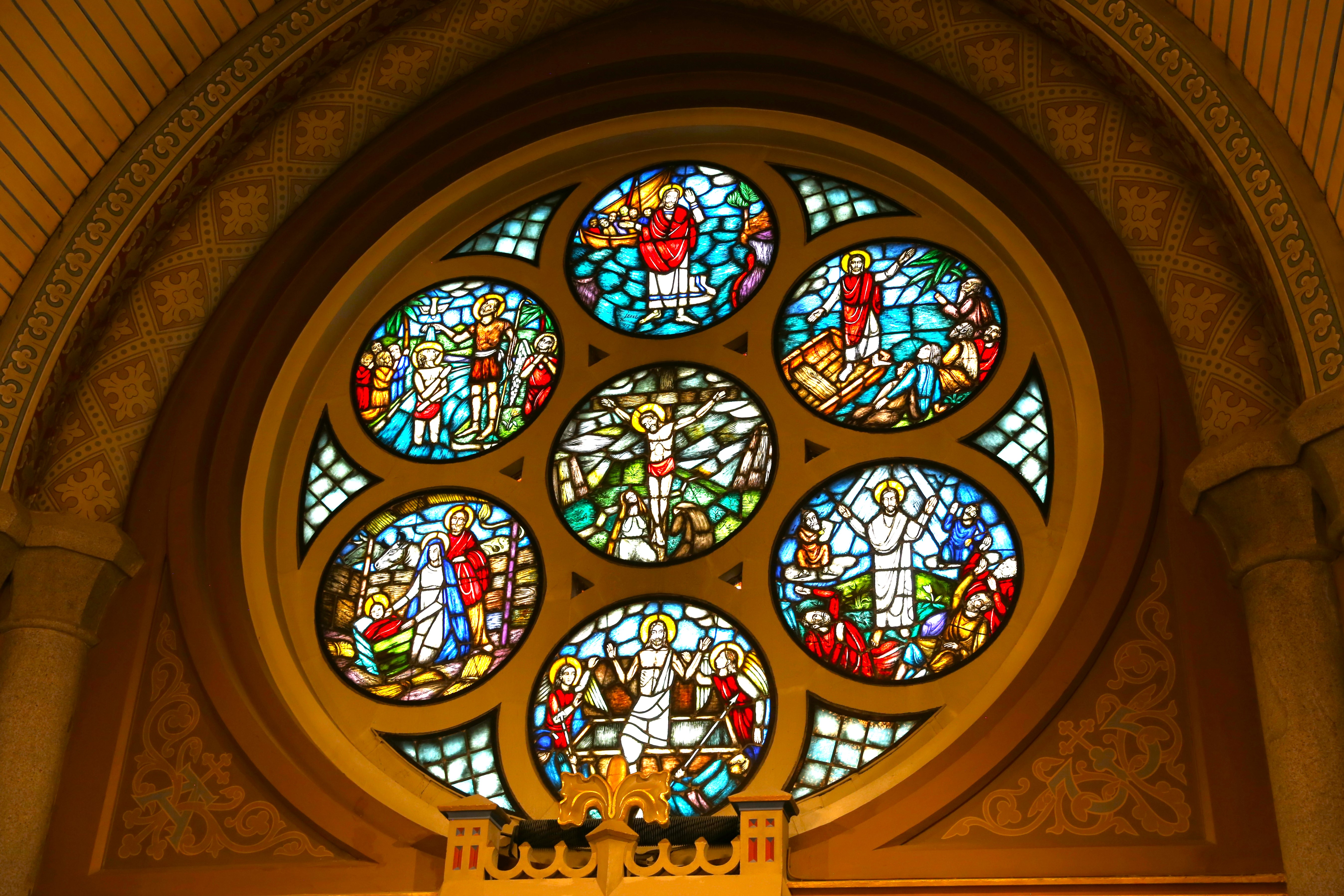 Vacker färgglad kyrkfönster