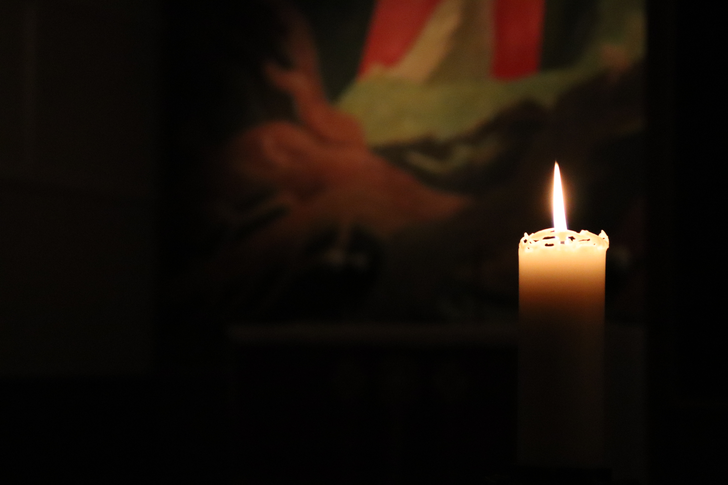 Ett ensamt ljus brinner i mörkret