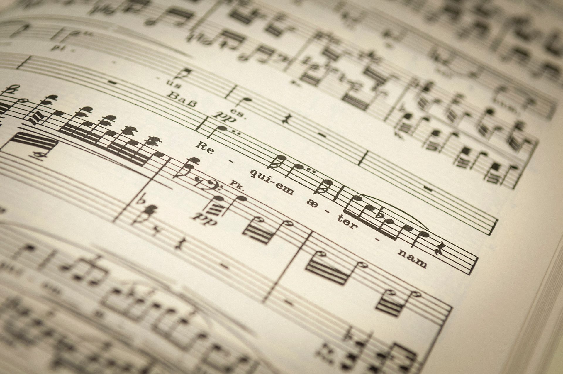 Bild på ett papper med noter