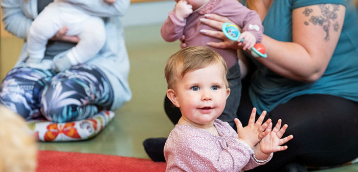 Bebis som sitter och klappar