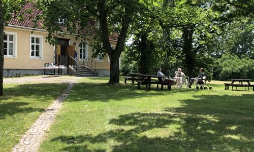 Nu öppnar vi vårt sommarcafé i kyrkans park med gemenskap och tillräckligt långt mellan borden.