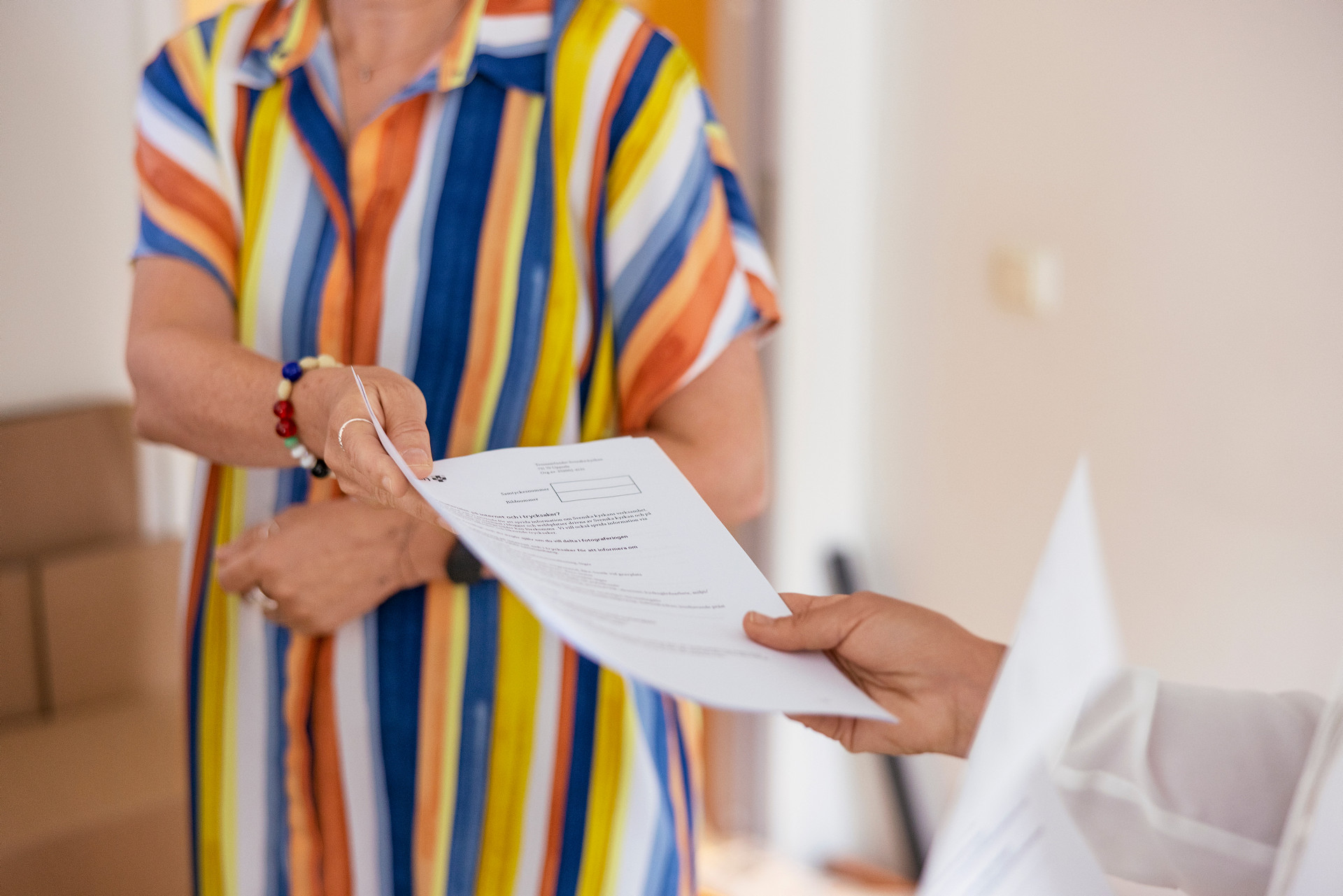 En person ger ett dokument till en annan