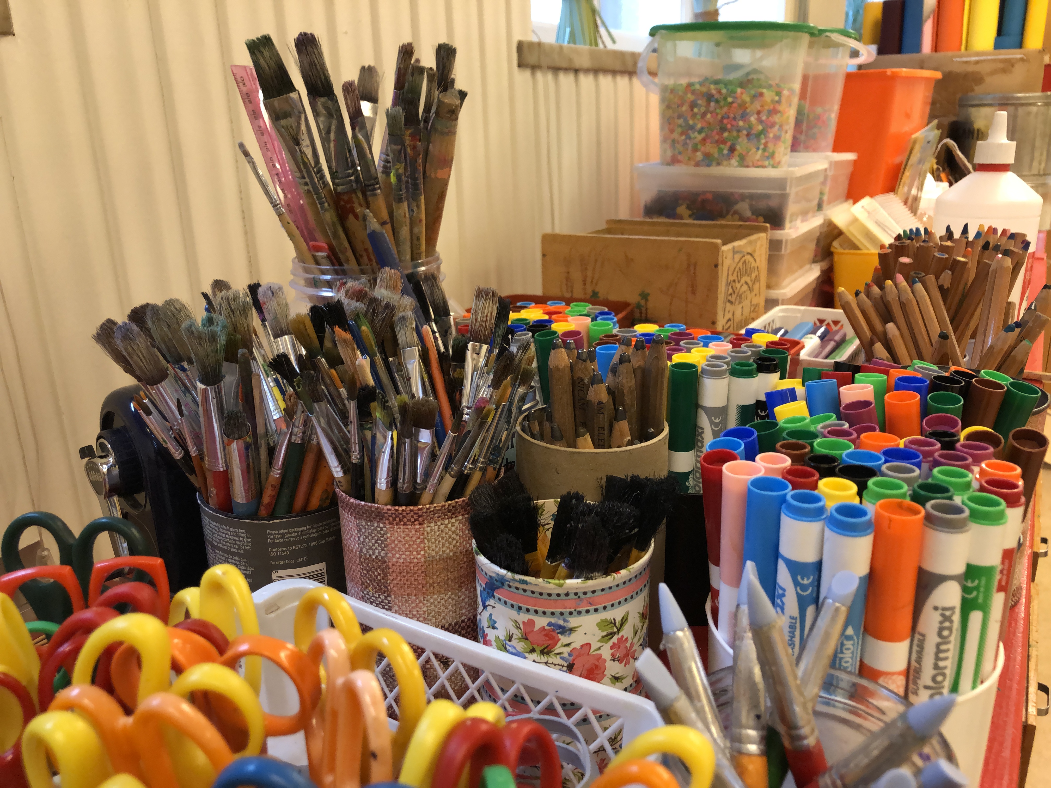 Färgglada handtag till saxar, pennor, penslar och pärlor.