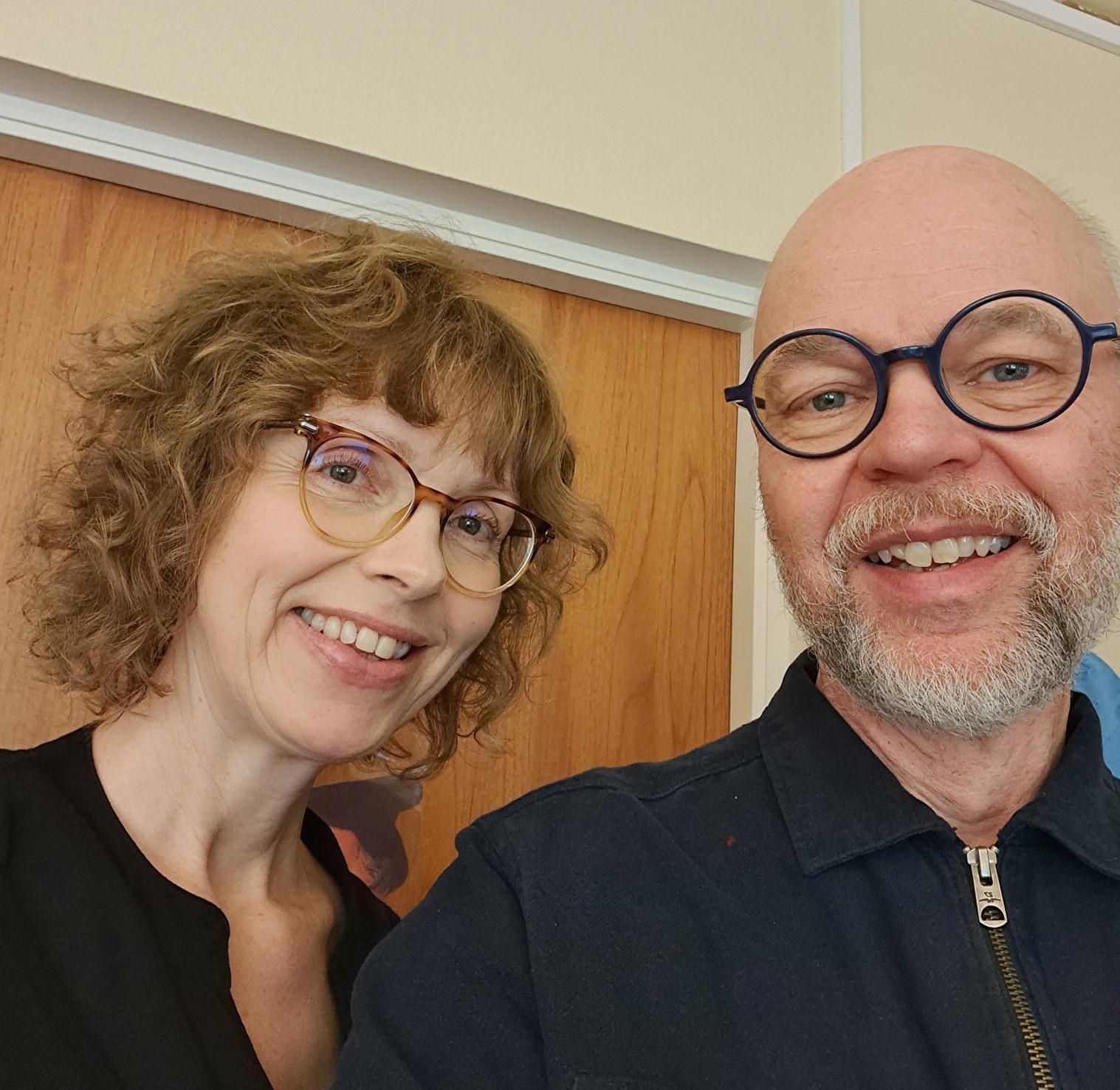 En kvinna och en man ler mot kameran. Det ser ut som om de tar en selfie.