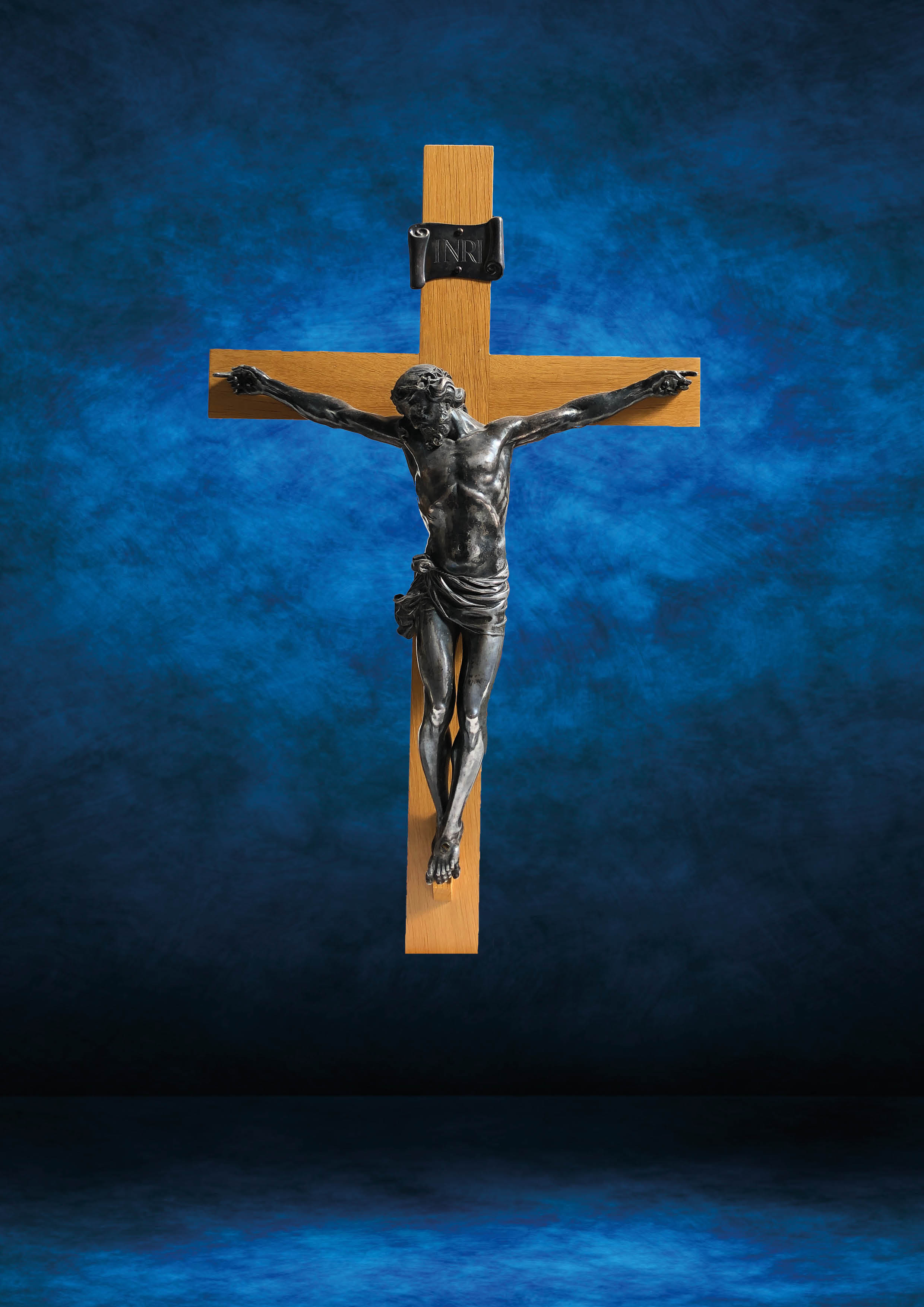 Krucifix i ljust trä. Mrökblå bakgrund med  