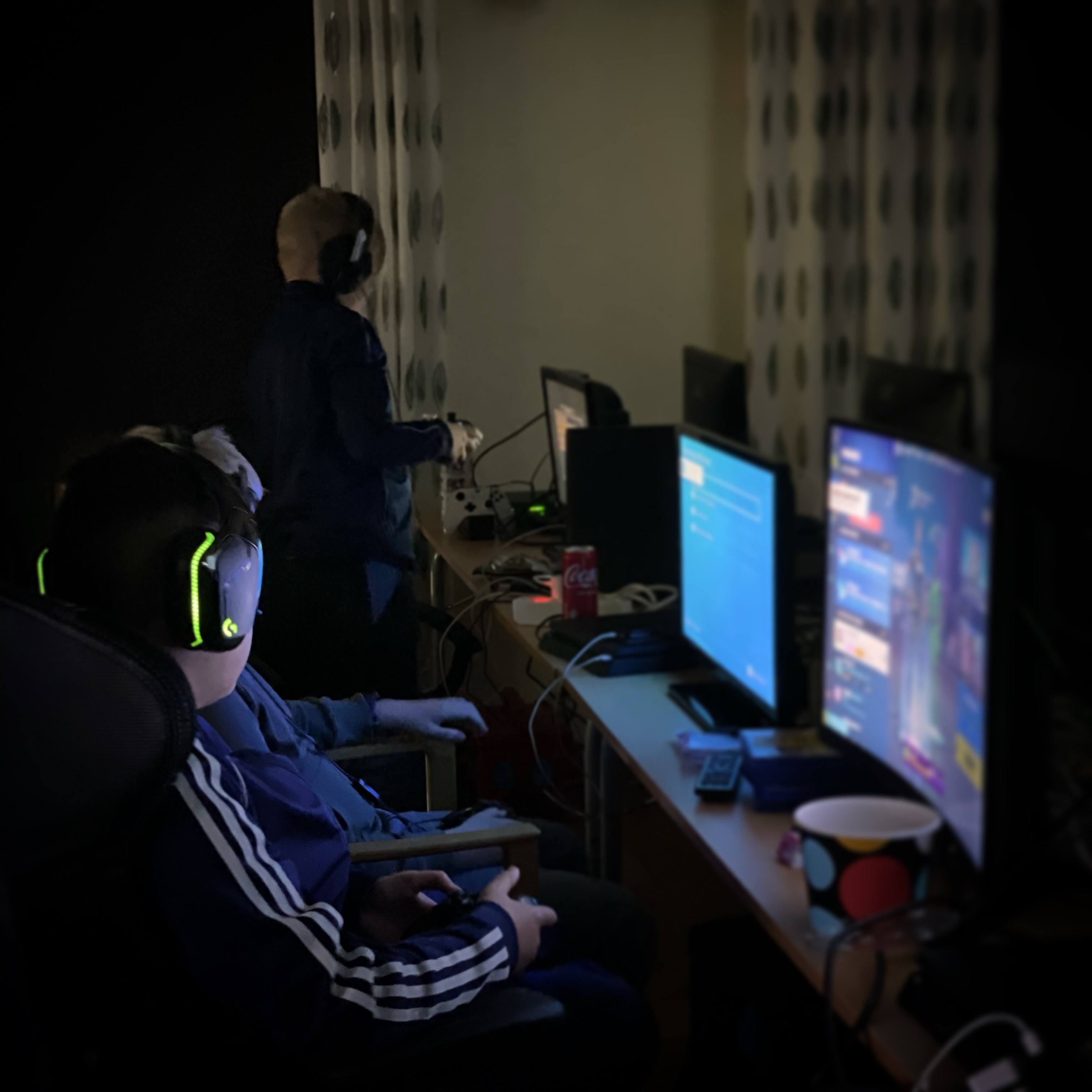 Ungdomar spelar dator i ett mörkt rum