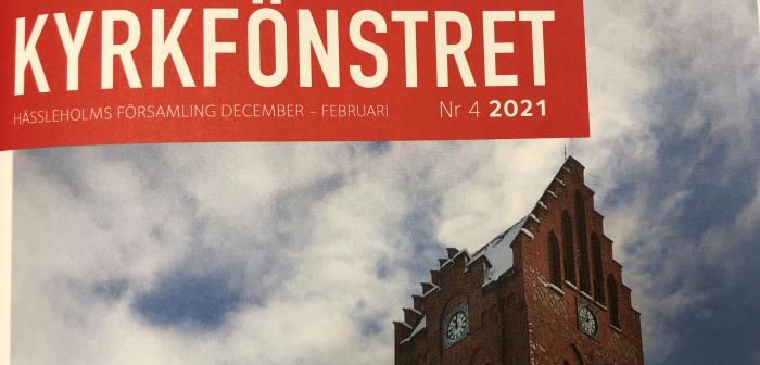 Texten Kyrkfönstret, molnig himmel och toppen av Hässleholms kyrkas kyrktorn i rött tegel.