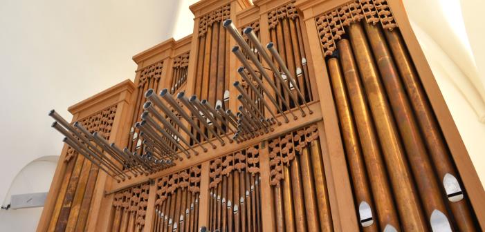 Brun orgelfasad med utstickande orgelpipor i Hässleholms kyrka