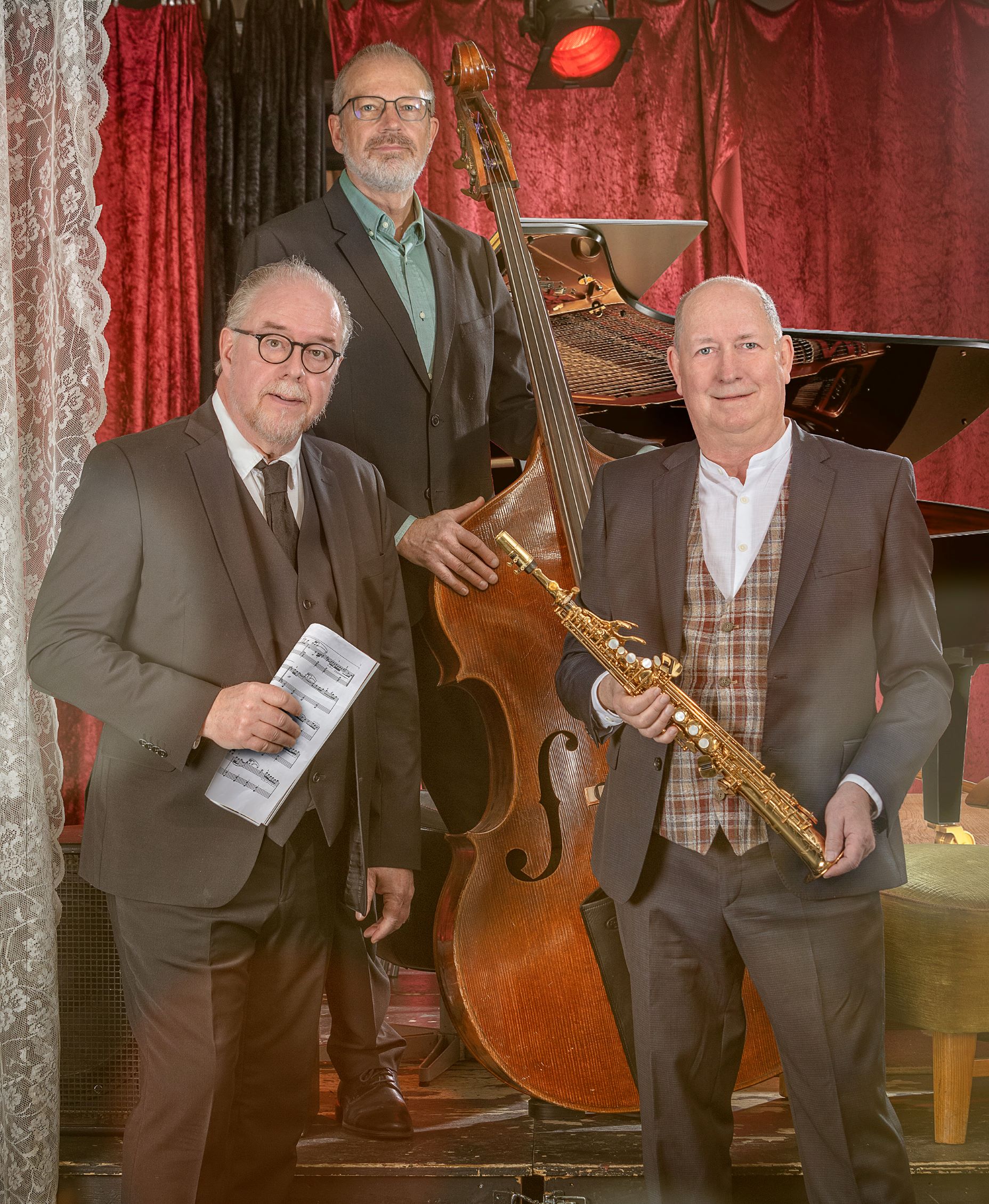 Tre män med instrument.