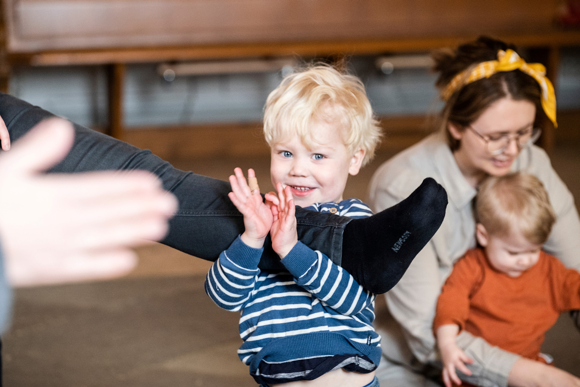 Barn som klappar händerna 