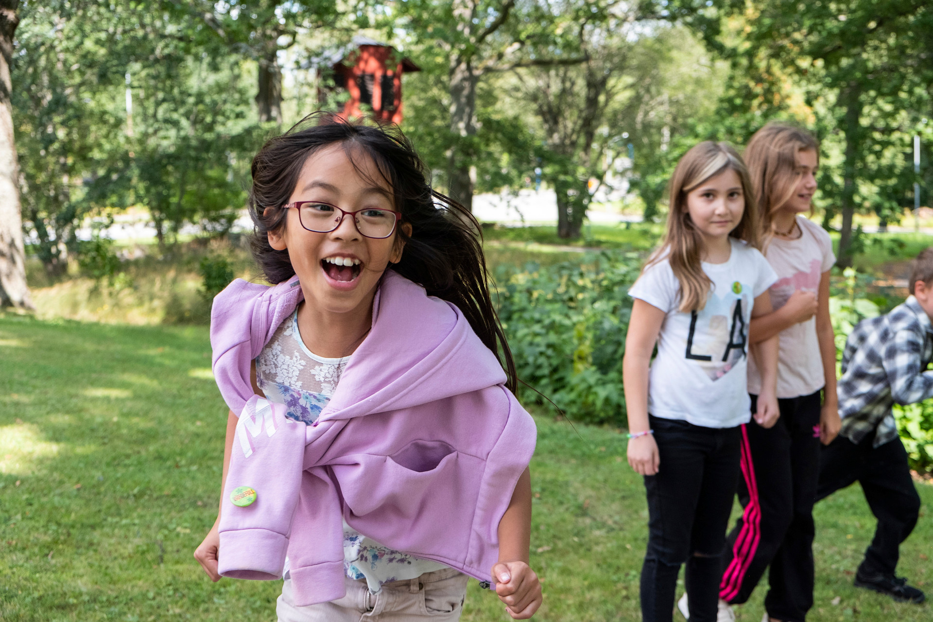 Barn som springer och leker