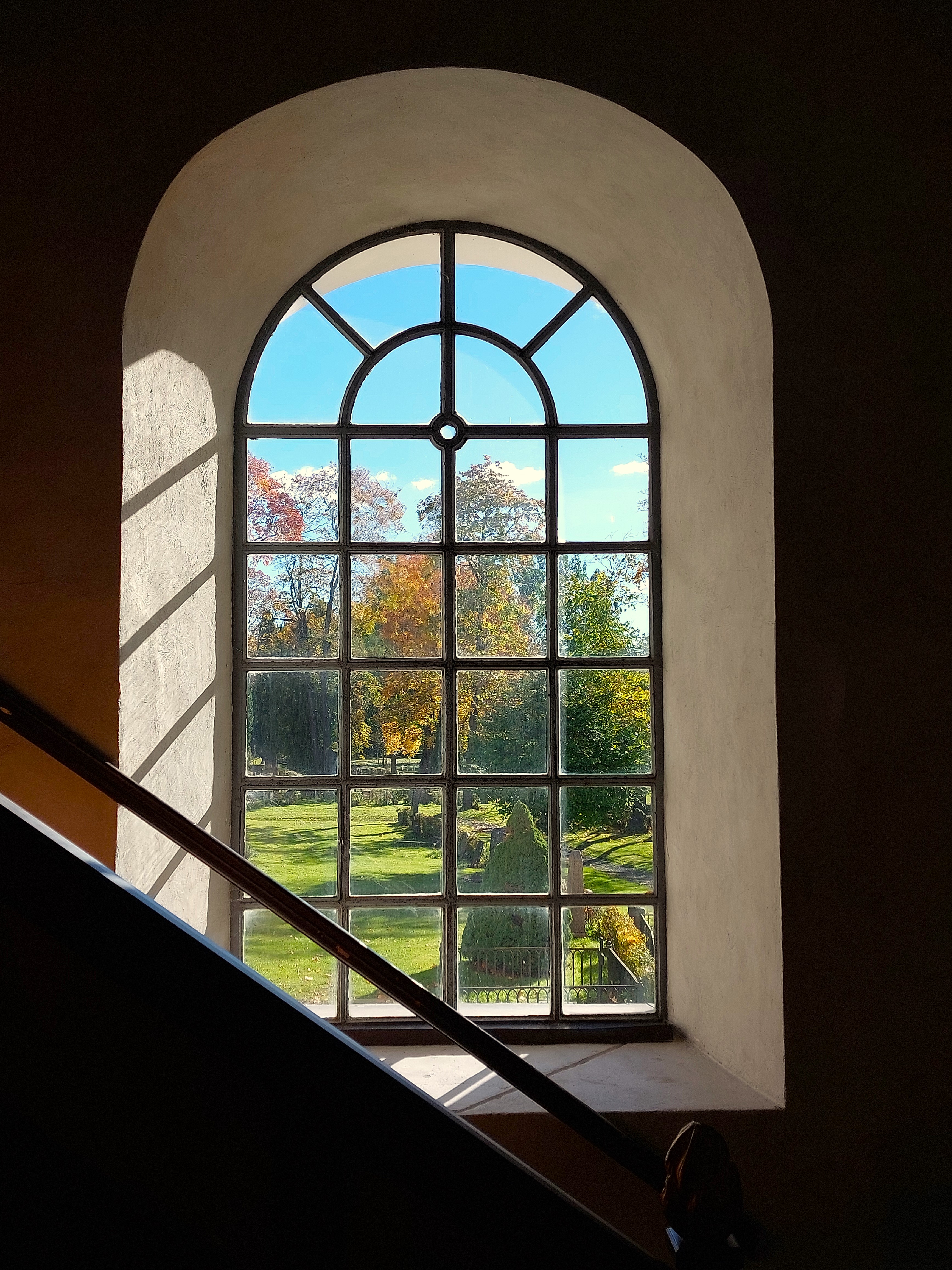 Kyrkfönster med hösten utanför