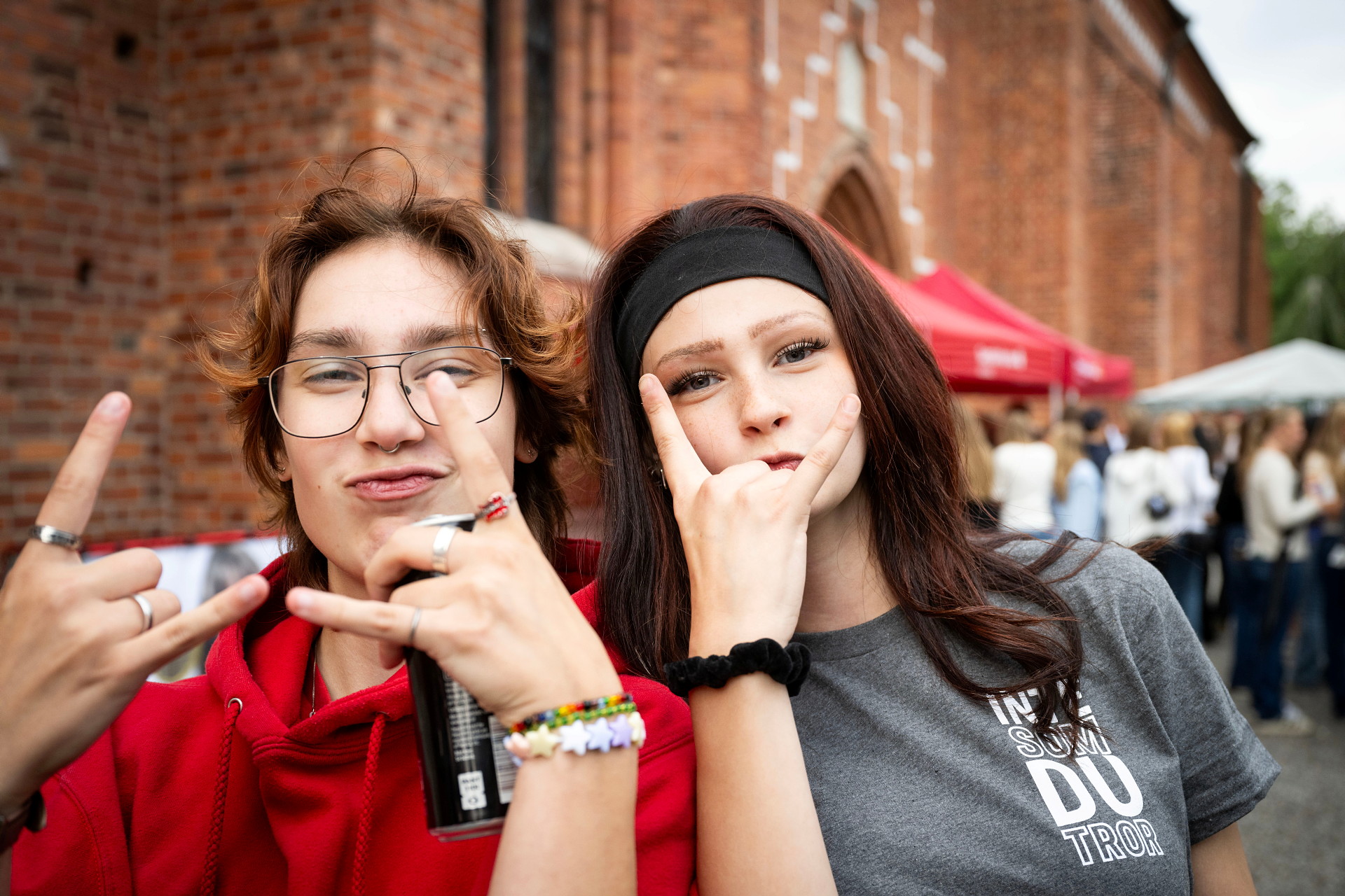 Två ungdomar framför Västerås domkyrka