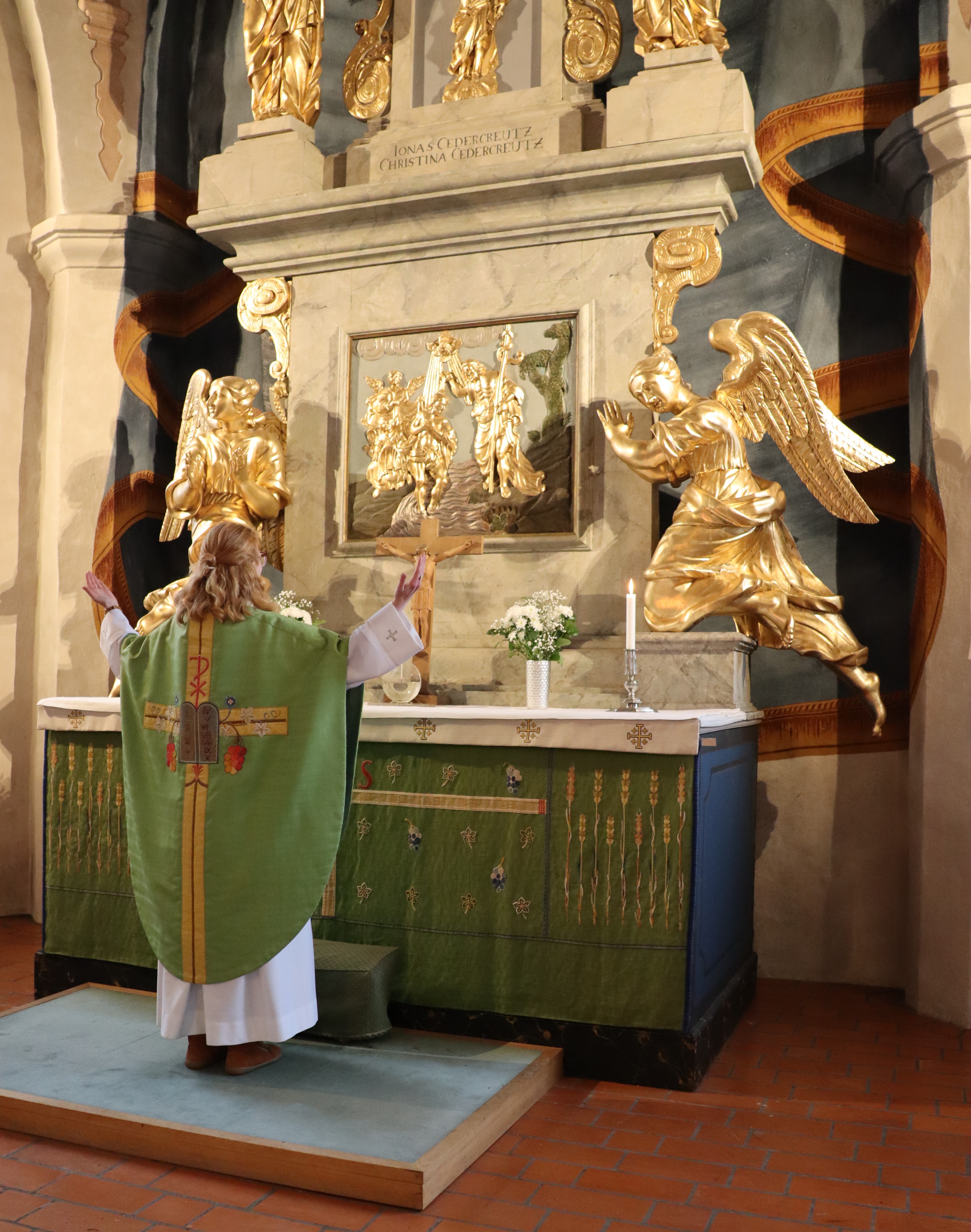 Prästen Elin vid högaltaret i Söderbärke kyrka