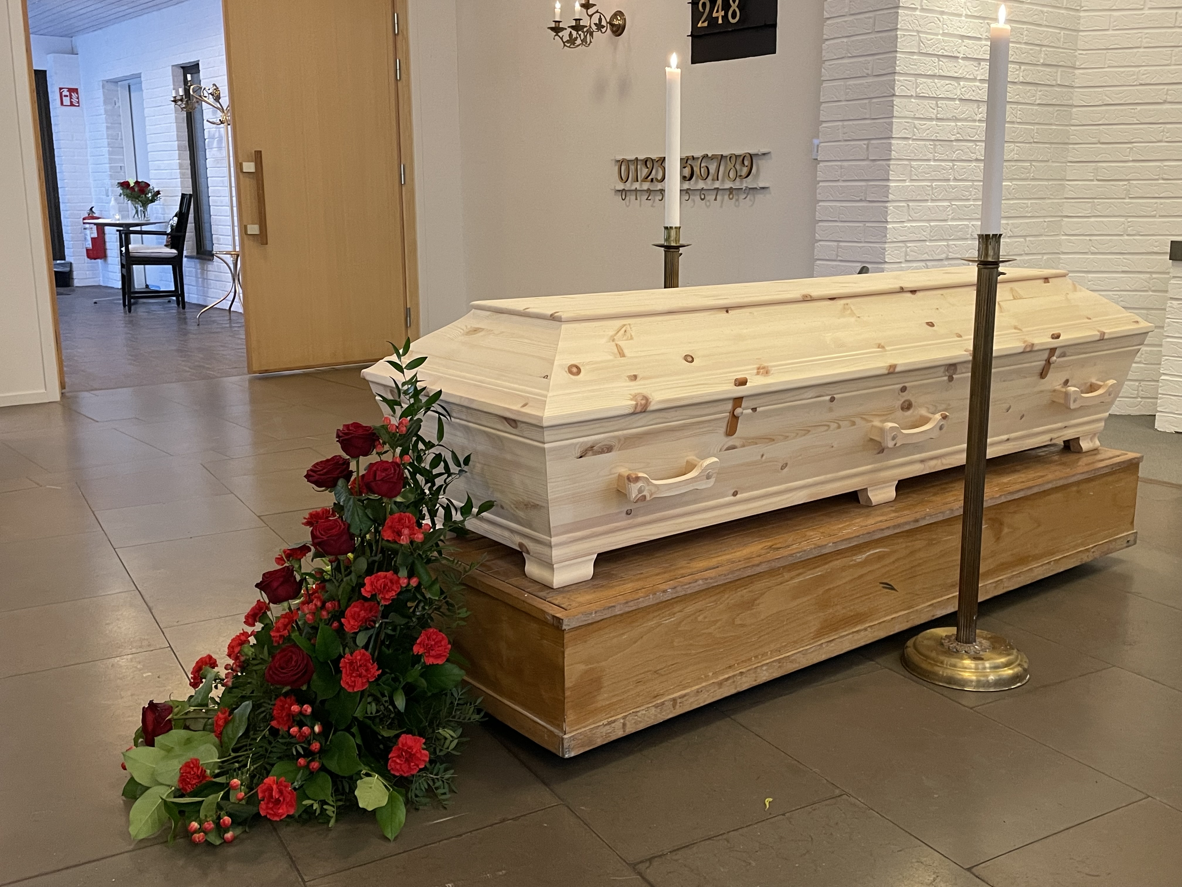Furukista med kistdekoration av röda rosor