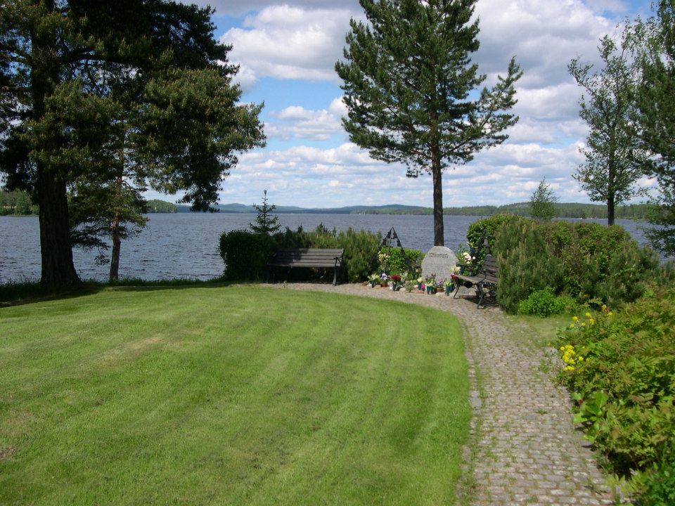 Minneslunden på Söderbärke kyrkogård med sjön Barken i bakgrunden