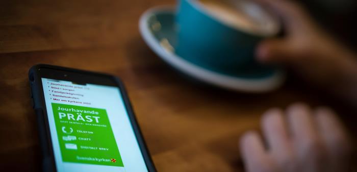Behöver du någon att prata med? Att få dela sina tankar med någon kan göra skillnad. Jourhavande präst lyssnar, och det som sägs stannar mellan er. Du kontaktar Jourhavande präst via telefon, digitalt brev eller chatt. Just nu extraöppet på grund av coronapandemin.