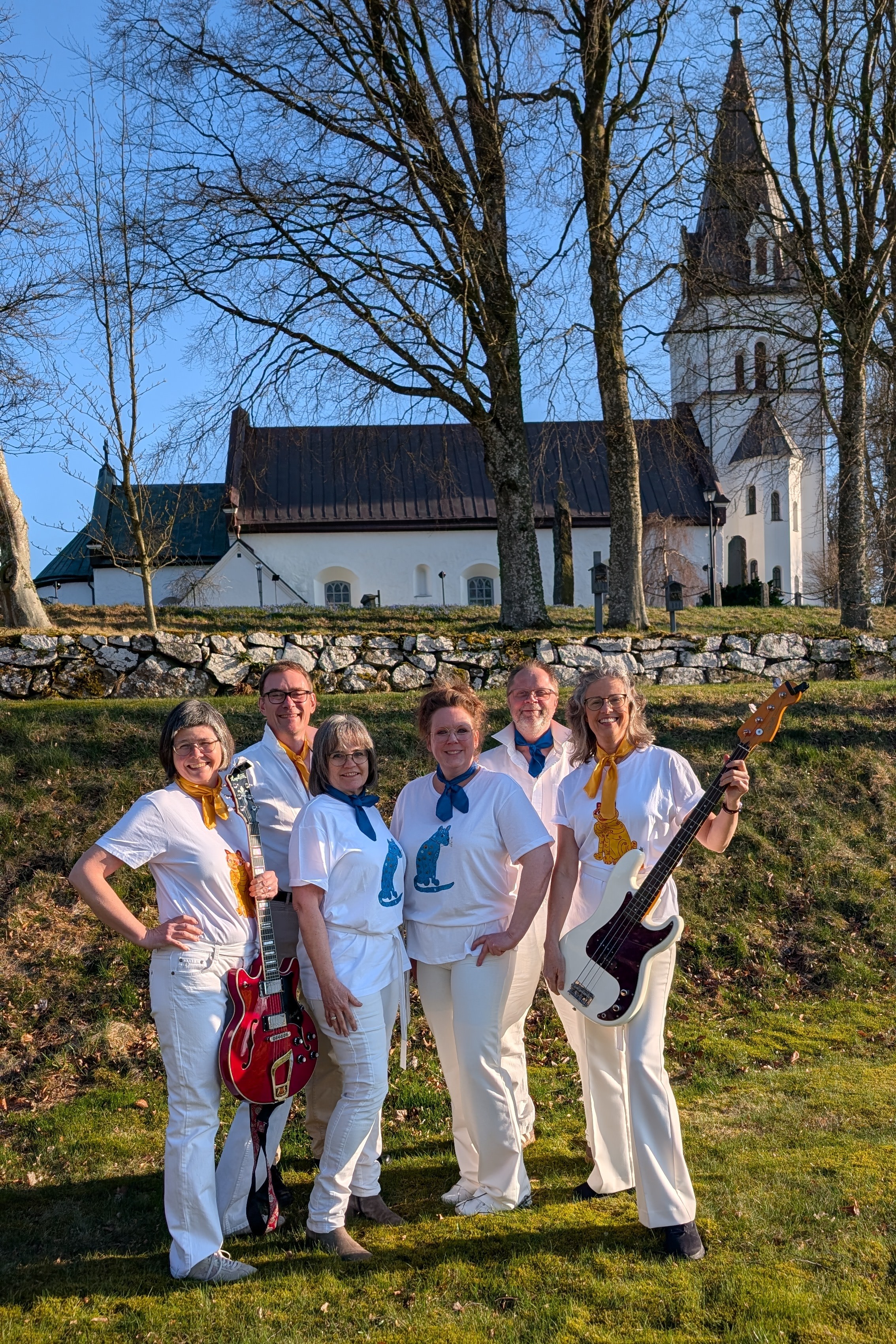 ABBA-gänget utanför Eldsberga kyrka 2026