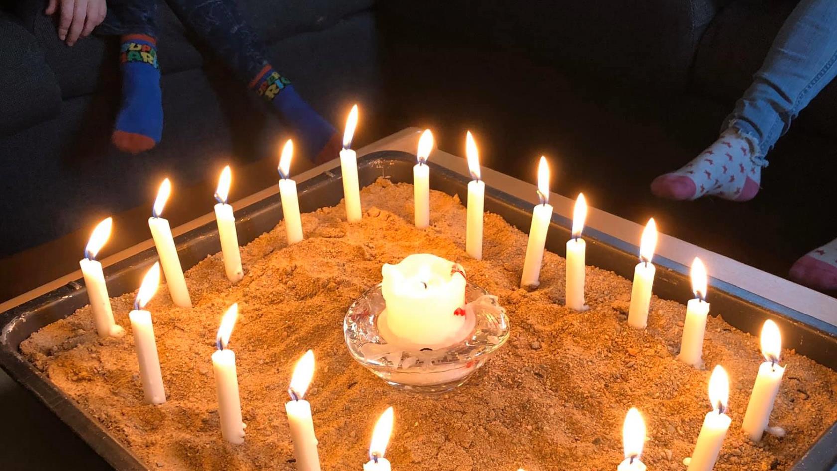 En barngrupp i Kyrkans hus i Henån har tänt böneljus.