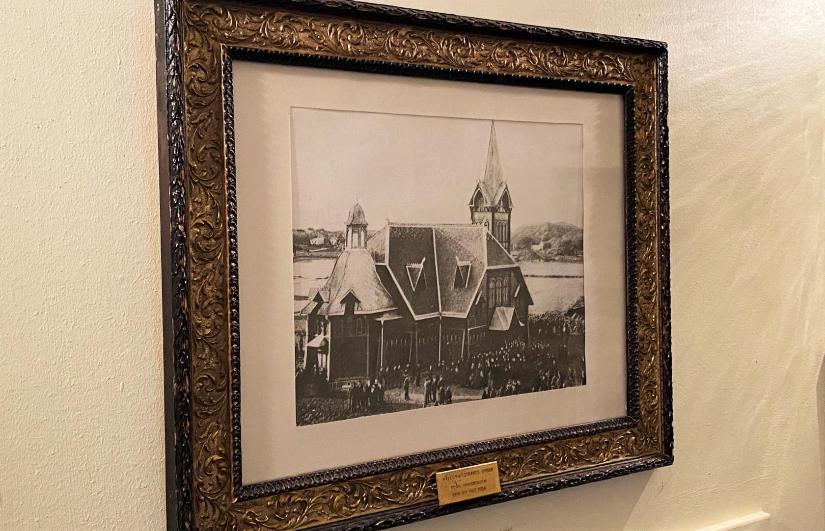 Foto från invigningen av Hälleviksstrands kyrka 1904.