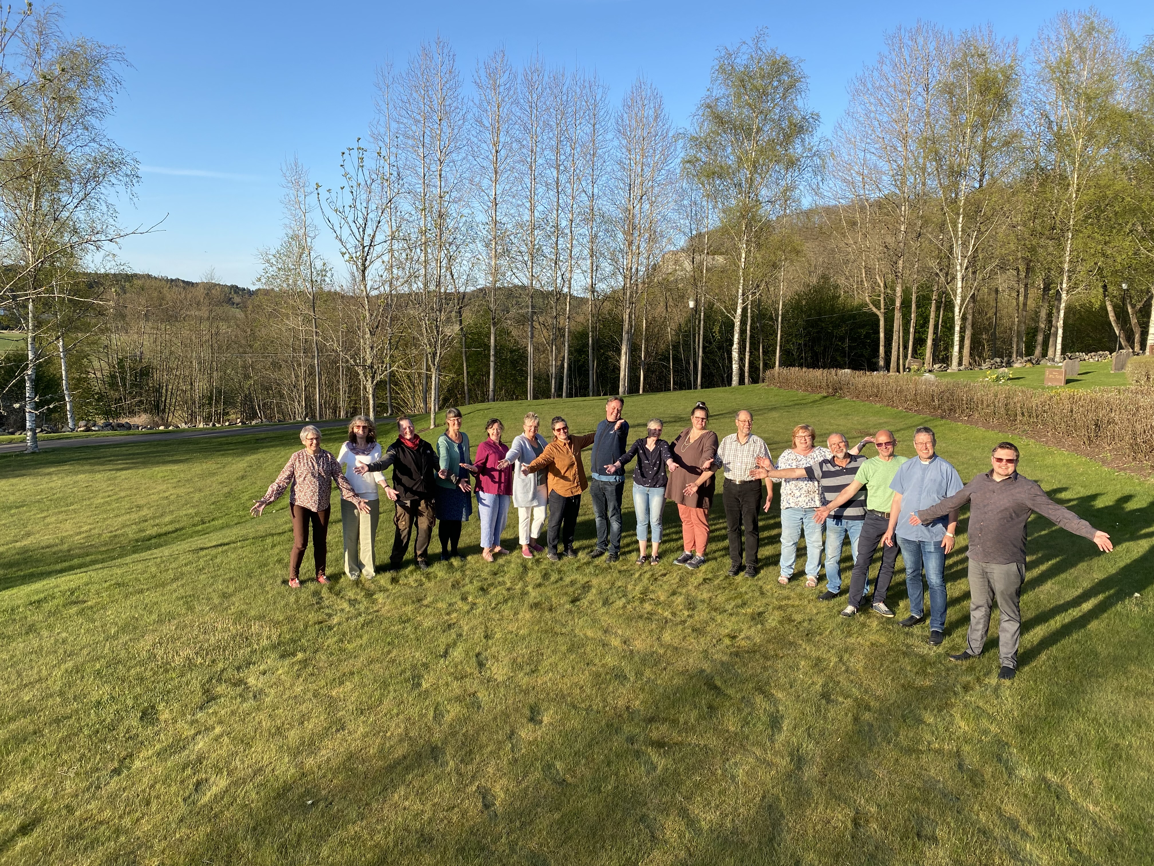 Orust Gospel står uppställda i en halvmåne på en gräsmatta.