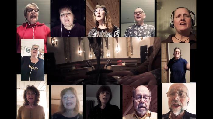 Orust Gospel skickar en musikhälsning digitalt, de står hemma och sjunger tillsammans.