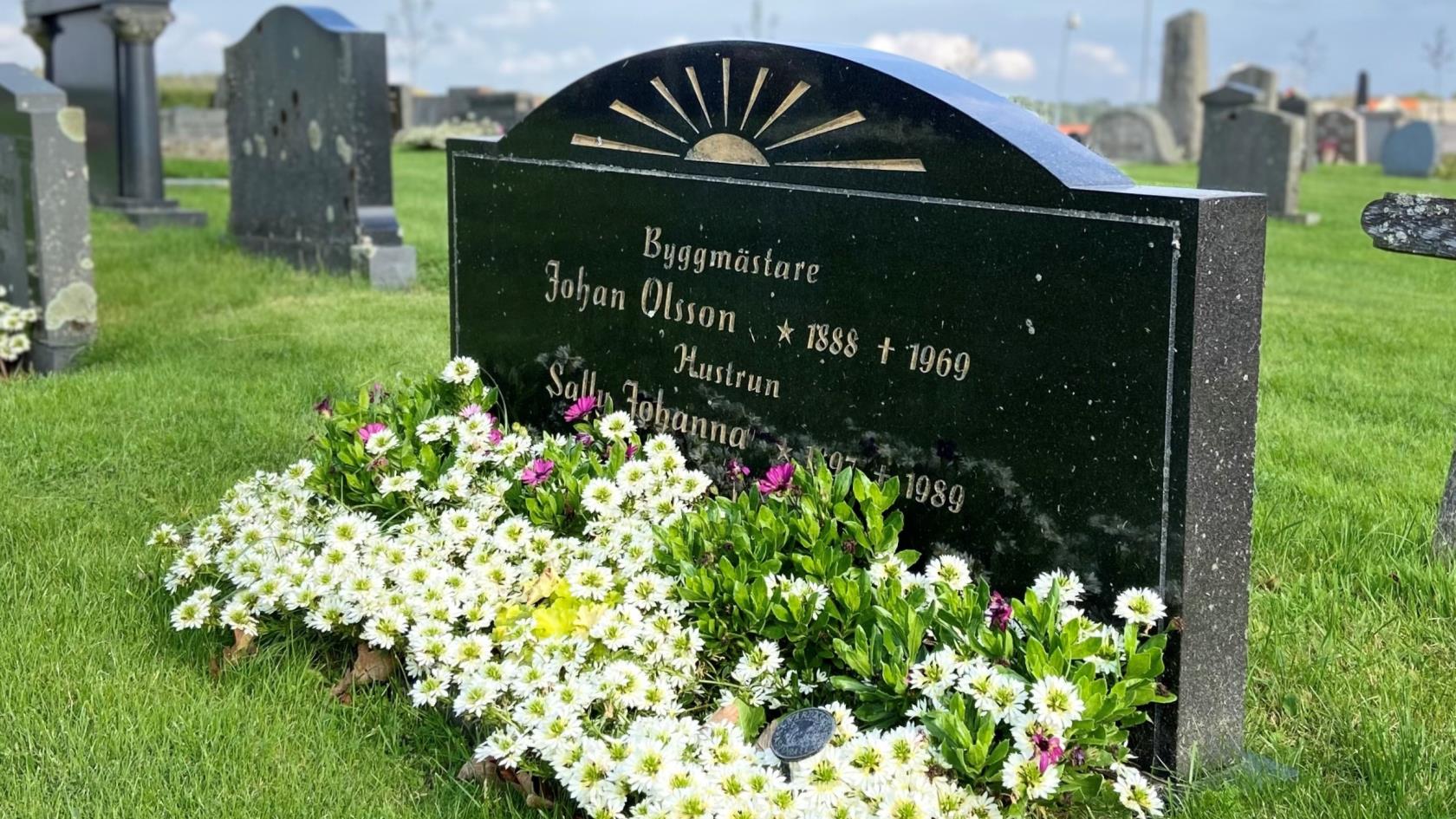 Vacker plantering på grav som sköts av Kyrkogårdsförvaltningen.