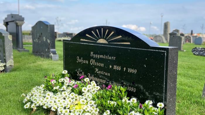 Vacker plantering på grav som sköts av Kyrkogårdsförvaltningen.