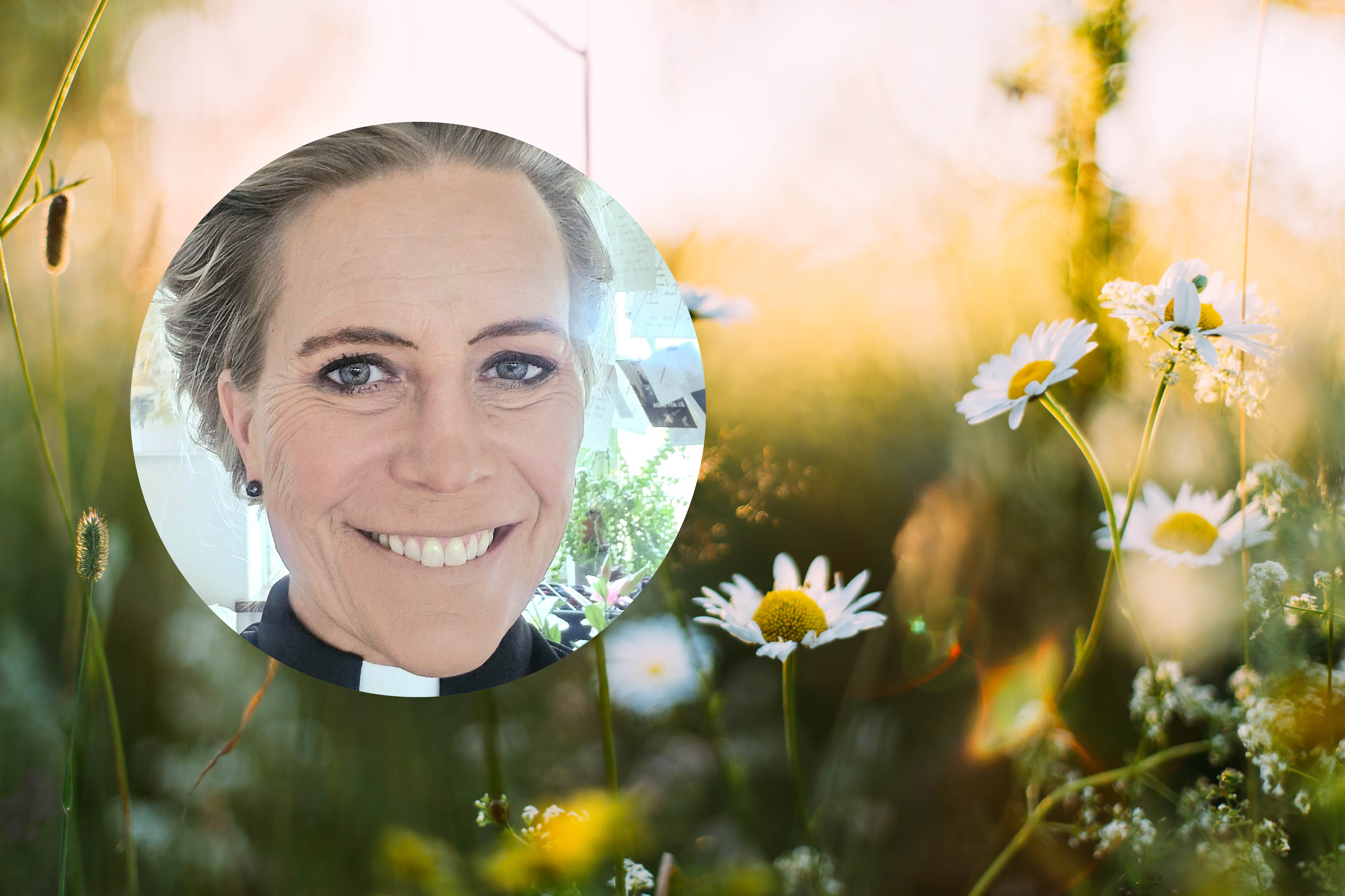 En porträttbild på pastorsadjunkt Cecilia Stenhede, med en blomsteräng i bakgrunden.