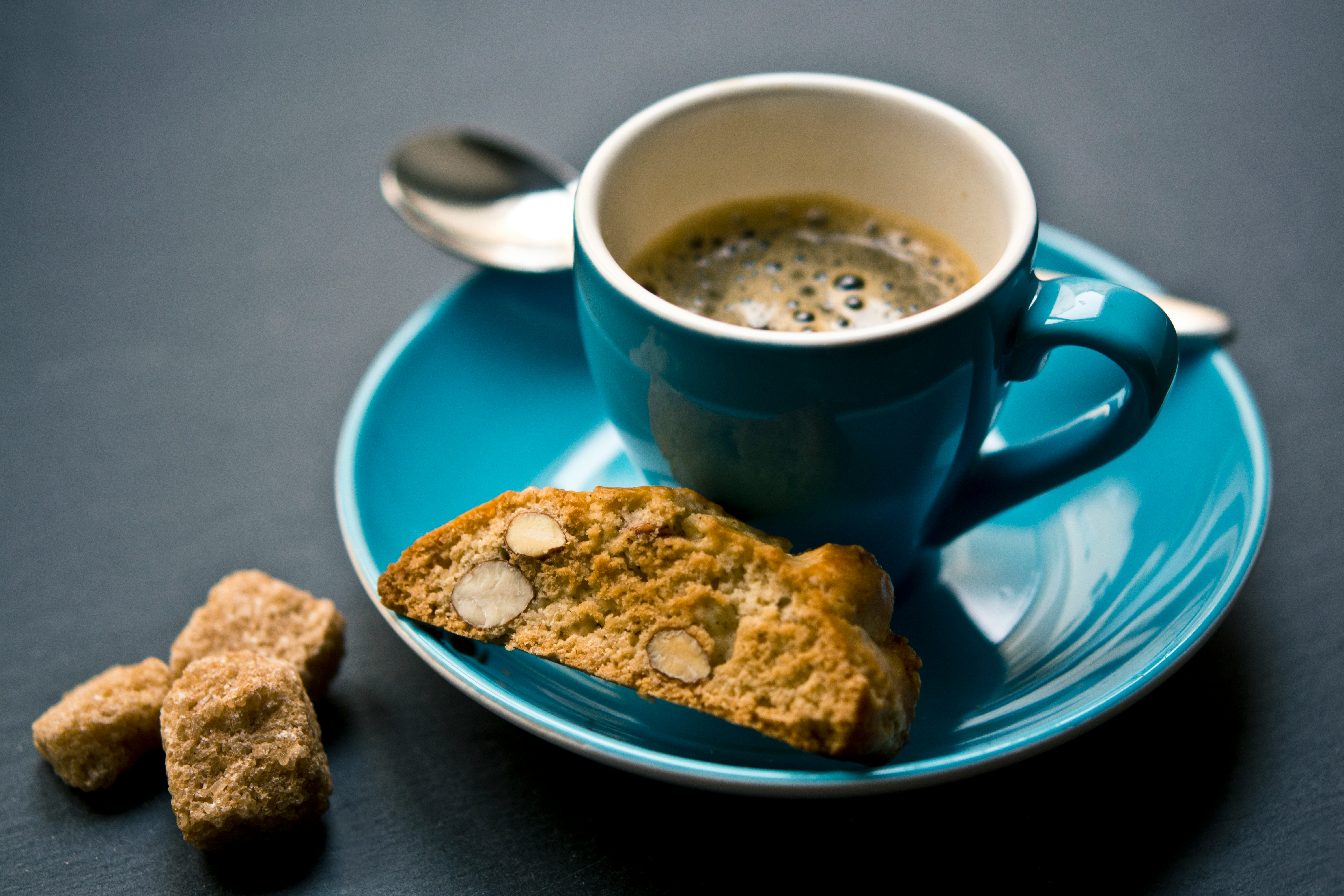 Kaka och kaffe i blå kopp med fat.
